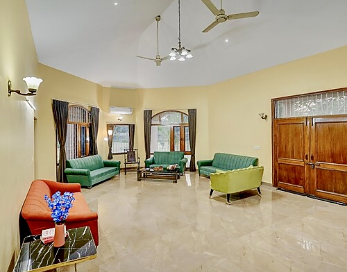 Living hall with vaulted ceilings and colourful seating
